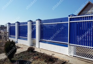 Фото забора из синего штакетника в Санкт-Петербурге